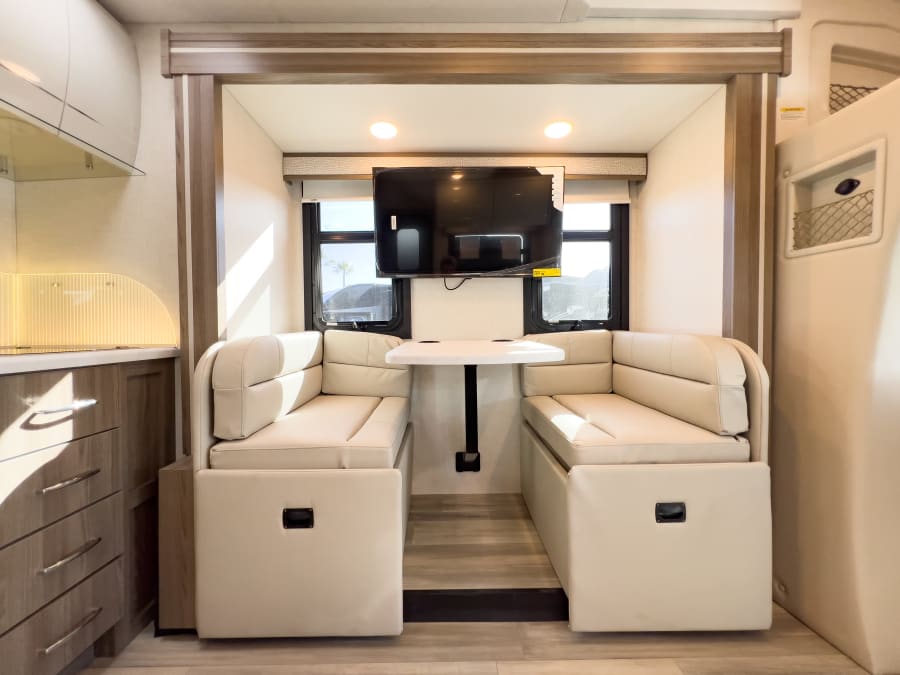 2026 Thor Motor Coach DELANO — photo 7 view