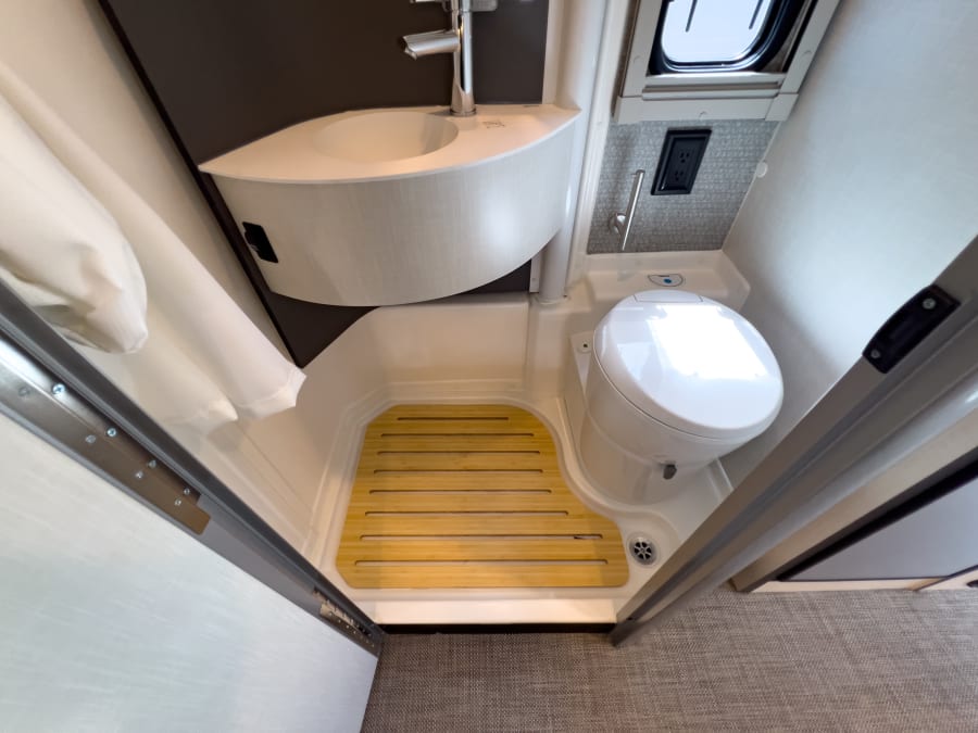 2027 Winnebago EKKO — photo 14 view