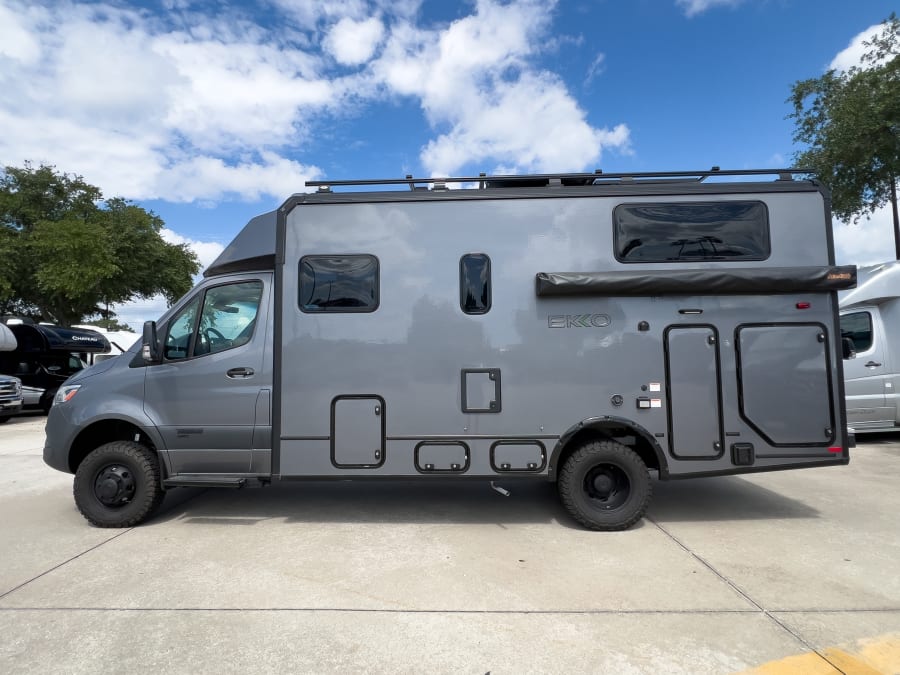 2027 Winnebago EKKO — photo 19 view