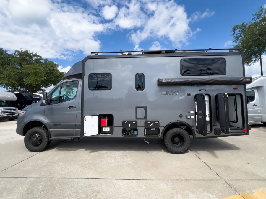 2027 Winnebago EKKO — photo 20 view