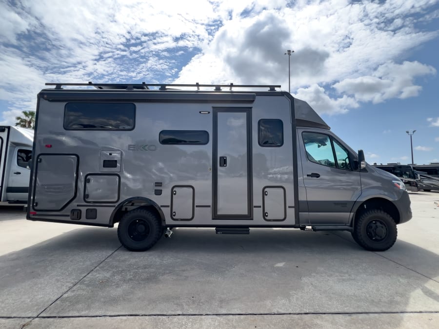 2027 Winnebago EKKO — photo 21 view