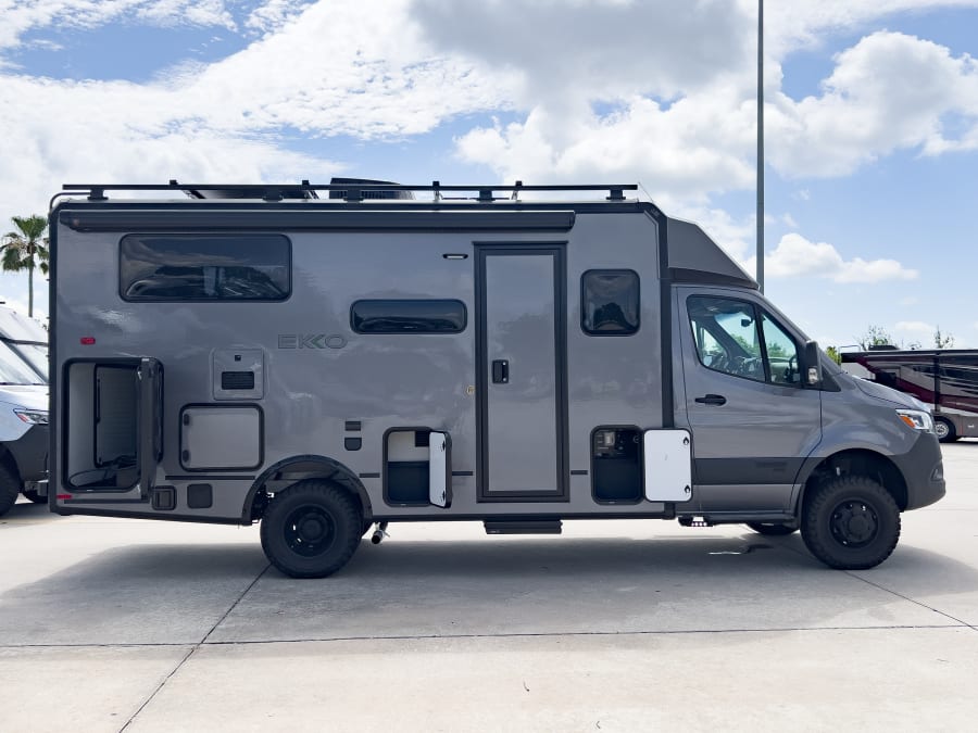 2027 Winnebago EKKO — photo 22 view