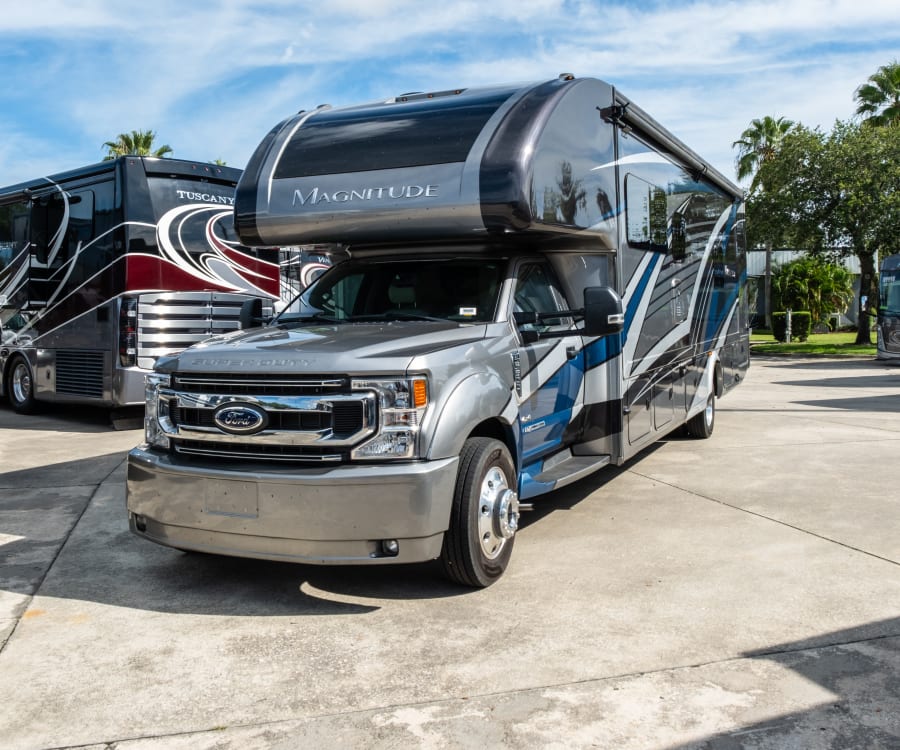 2022 Thor Motor Coach MAGNITUDE