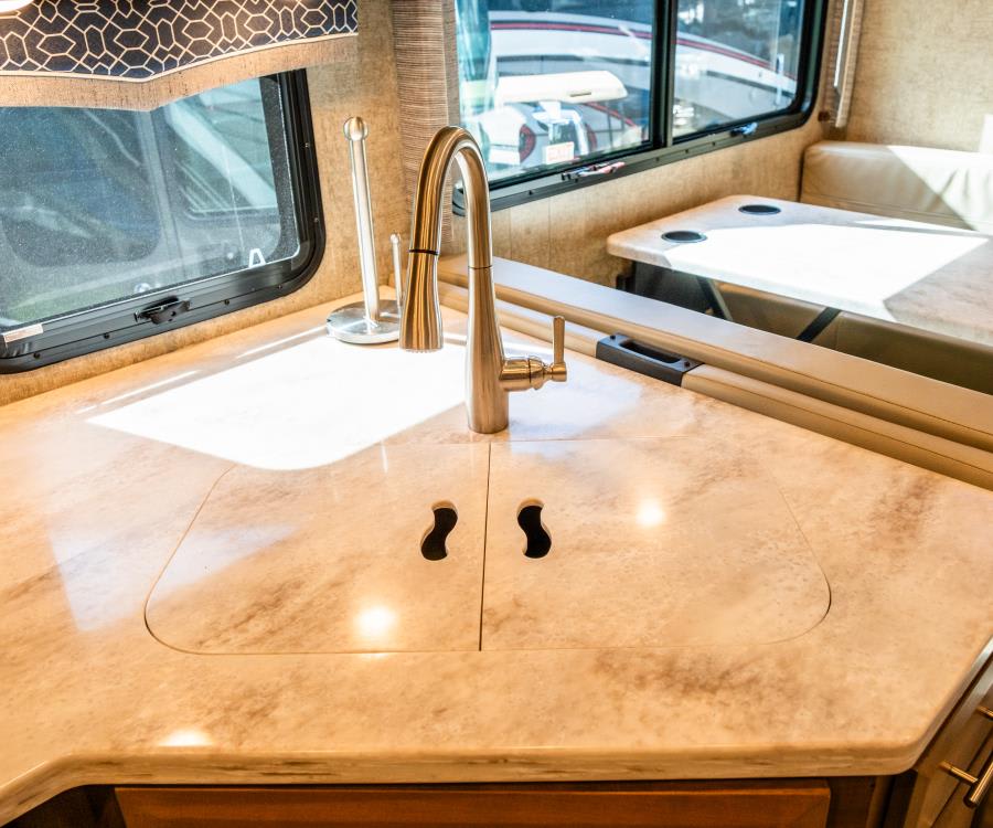 2022 Thor Motor Coach MAGNITUDE — photo 10 view