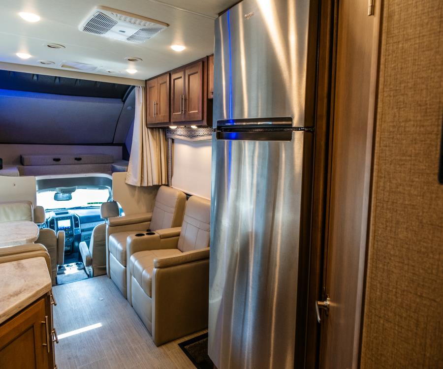 2022 Thor Motor Coach MAGNITUDE — photo 11 view