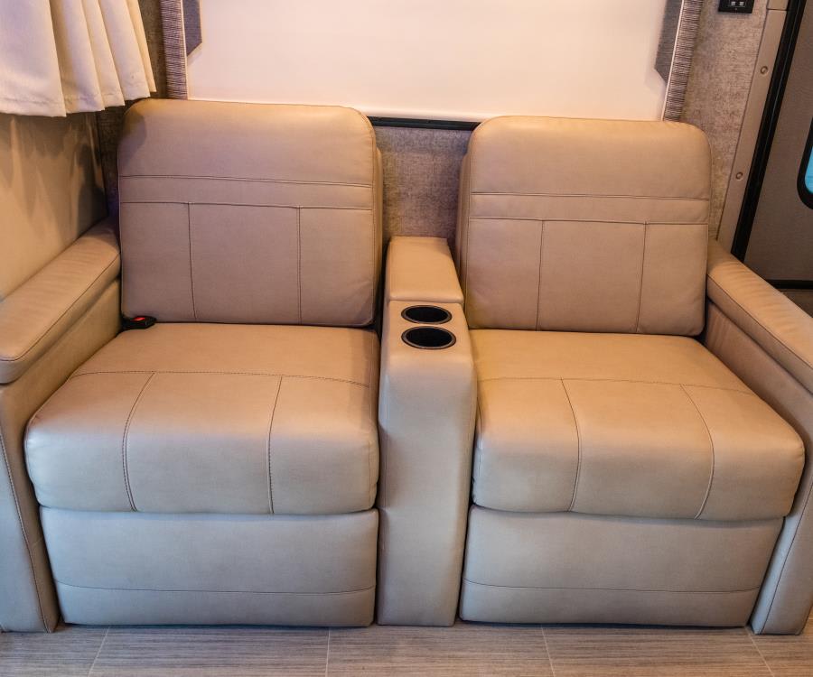 2022 Thor Motor Coach MAGNITUDE — photo 12 view