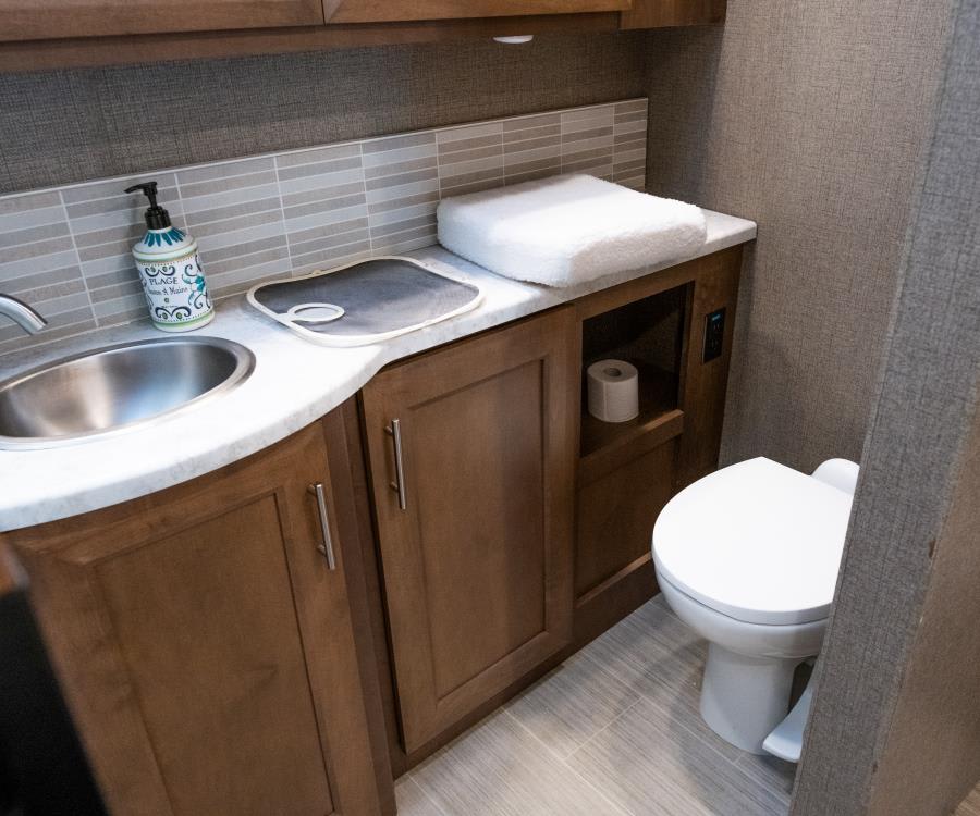 2022 Thor Motor Coach MAGNITUDE — photo 15 view