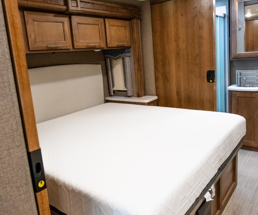 2022 Thor Motor Coach MAGNITUDE — photo 18 view