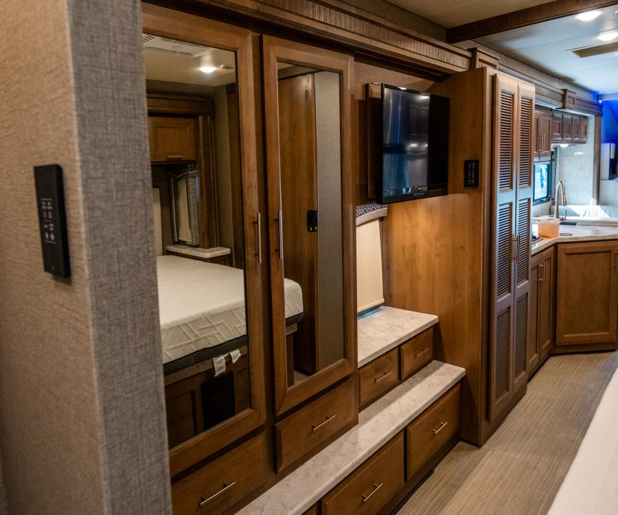 2022 Thor Motor Coach MAGNITUDE — photo 19 view