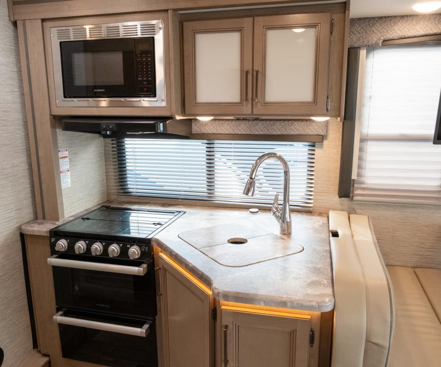 2022 Thor Motor Coach MAGNITUDE — photo 8 view