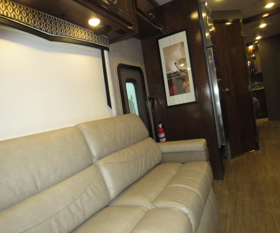 2020 Thor Motor Coach MAGNITUDE — photo 10 view