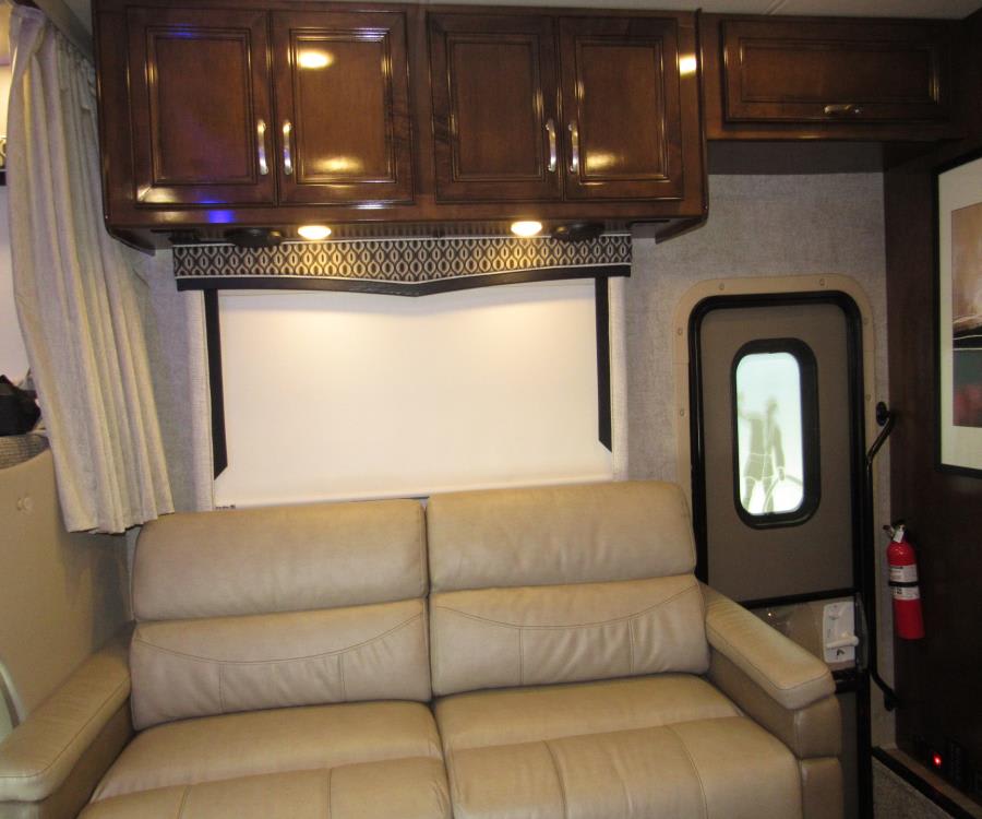 2020 Thor Motor Coach MAGNITUDE — photo 11 view