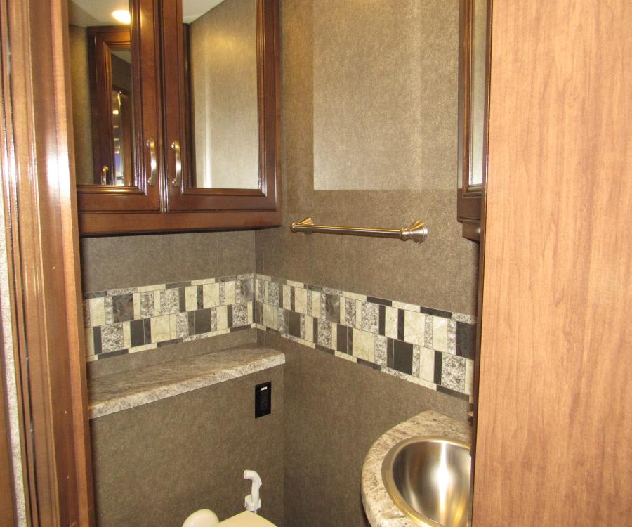 2020 Thor Motor Coach MAGNITUDE — photo 12 view