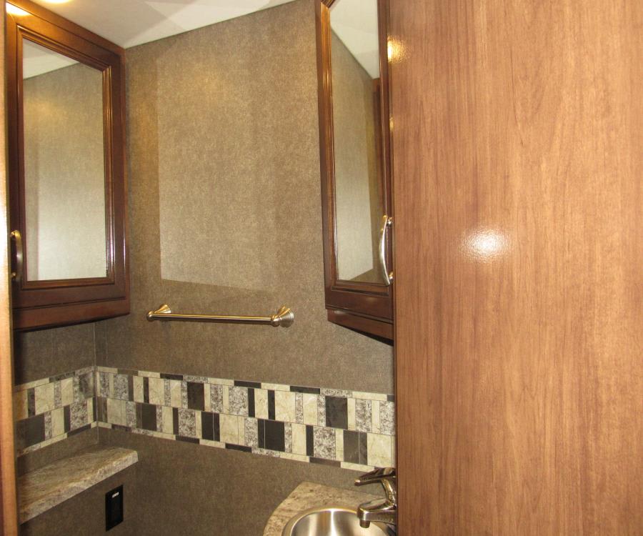 2020 Thor Motor Coach MAGNITUDE — photo 14 view