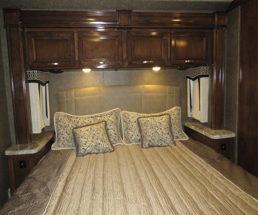2020 Thor Motor Coach MAGNITUDE — photo 15 view