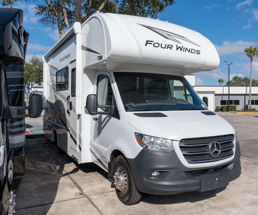 2025 Thor Motor Coach FOUR WINDS
