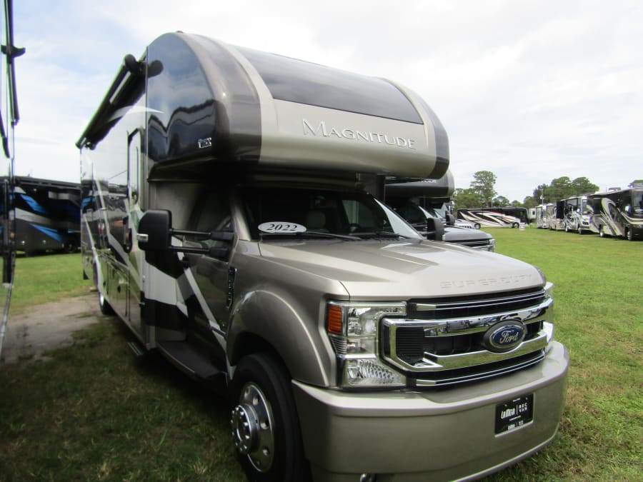 2022 Thor Motor Coach MAGNITUDE