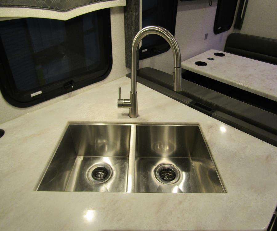 2023 Thor Motor Coach OMNI — photo 7 view