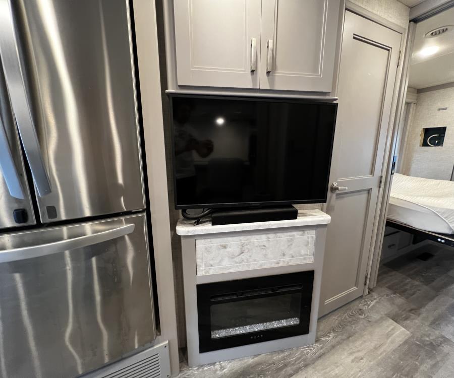 2023 Thor Motor Coach PASADENA — photo 11 view