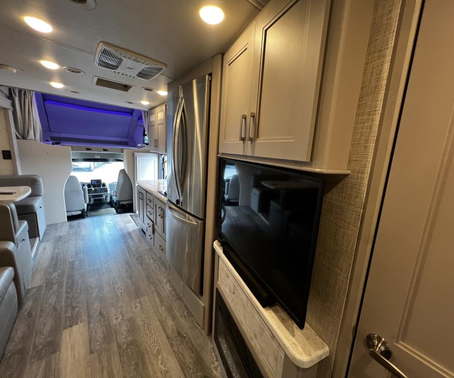 2023 Thor Motor Coach PASADENA — photo 14 view