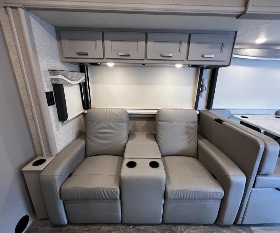 2023 Thor Motor Coach PASADENA — photo 17 view