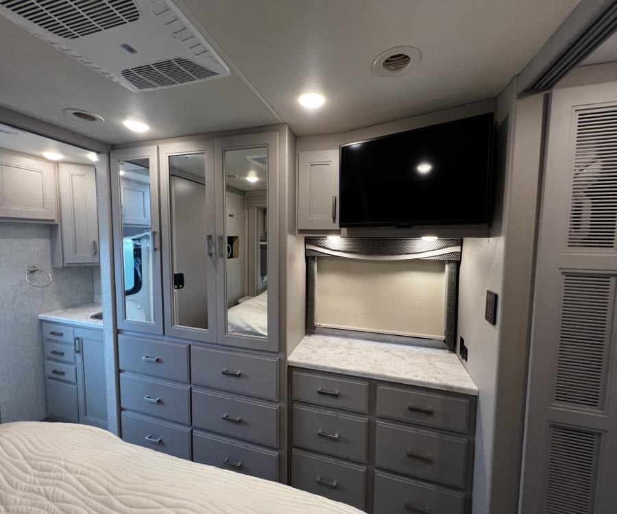 2023 Thor Motor Coach PASADENA — photo 26 view