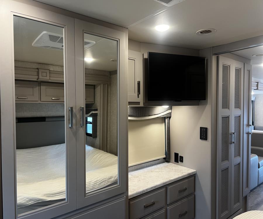 2023 Thor Motor Coach PASADENA — photo 27 view