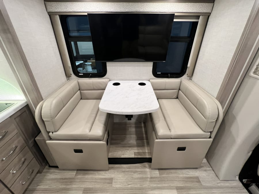 2025 Thor Motor Coach DELANO — photo 7 view