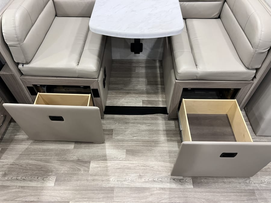 2025 Thor Motor Coach DELANO — photo 9 view