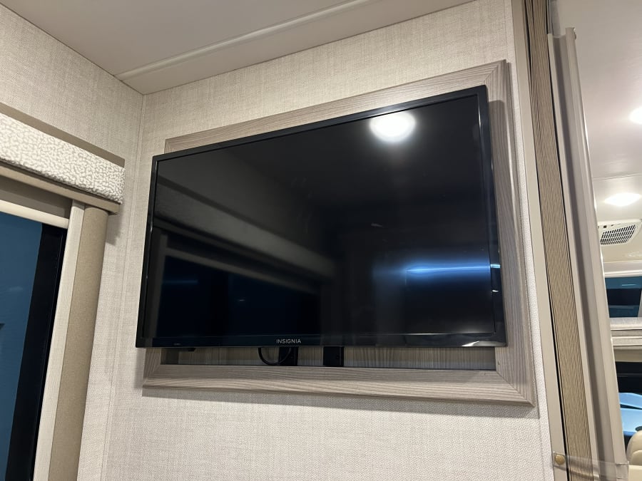 2025 Thor Motor Coach DELANO — photo 32 view