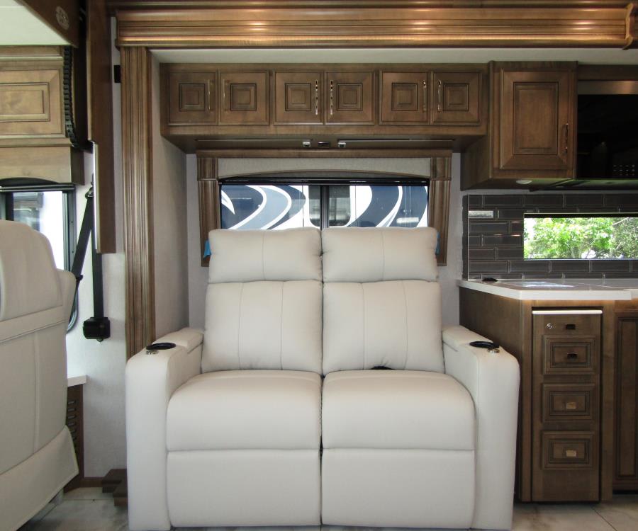 2026 Fleetwood DISCOVERY LXE — photo 7 view