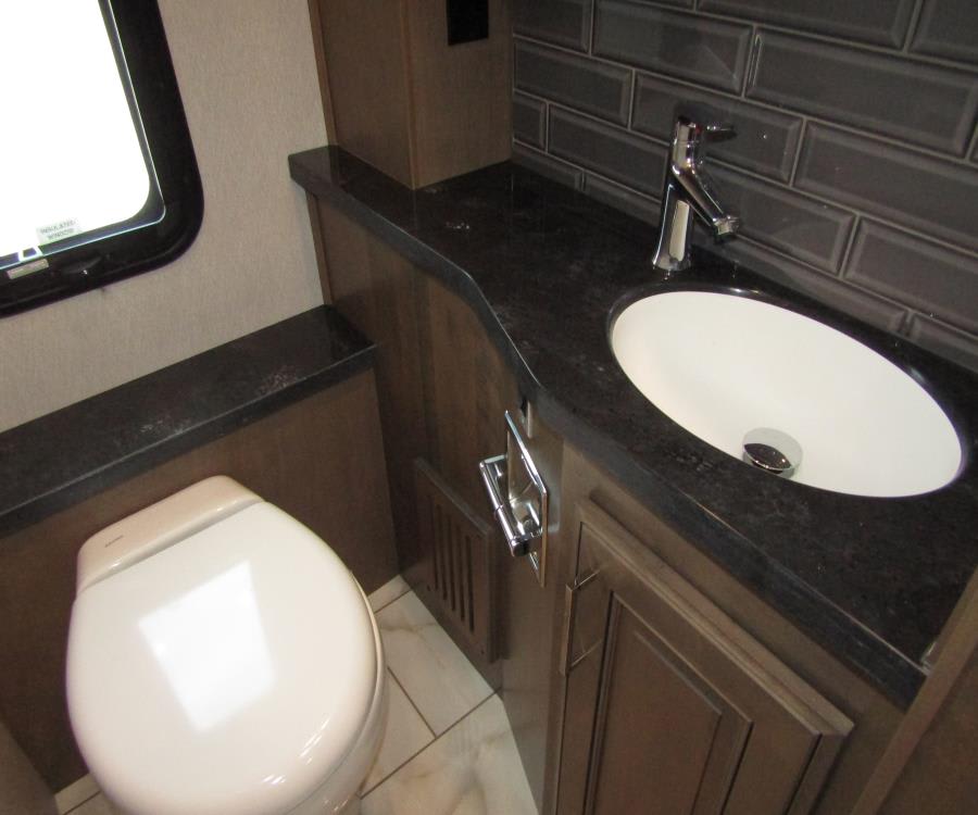 2026 Fleetwood DISCOVERY LXE — photo 18 view