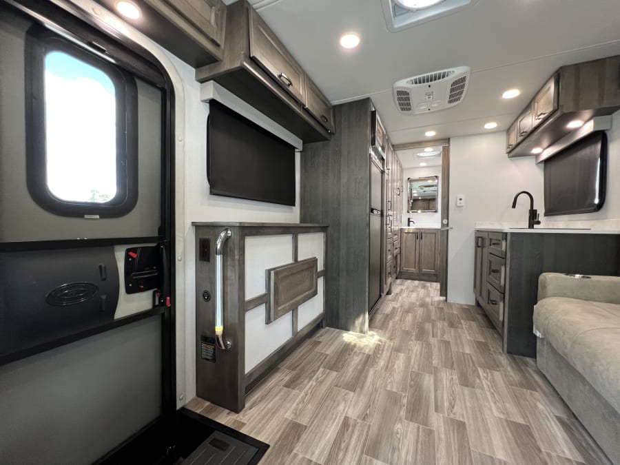 2026 Tiffin MIDAS — photo 12 view