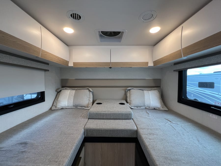 2027 Thor Motor Coach DELANO — photo 15 view