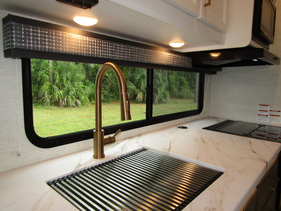 2024 Thor Motor Coach CHATEAU — photo 10 view