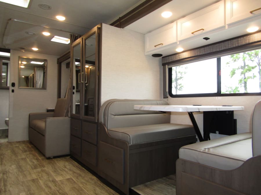 2024 Thor Motor Coach CHATEAU — photo 13 view