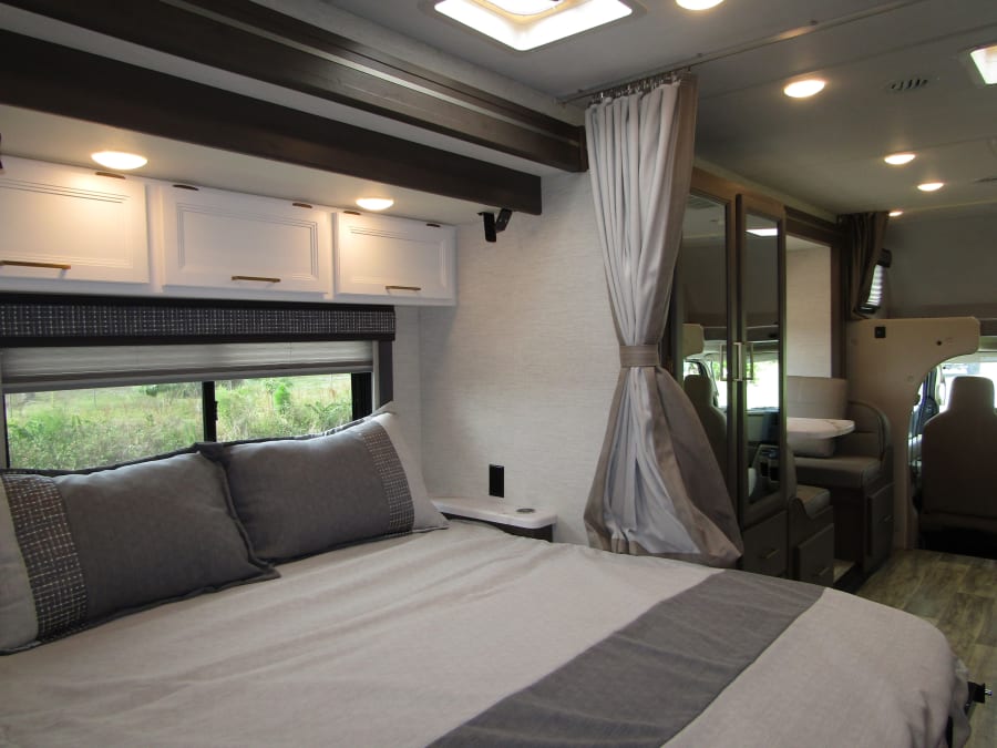 2024 Thor Motor Coach CHATEAU — photo 17 view