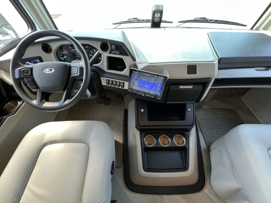 2024 Fleetwood BOUNDER — side profile view