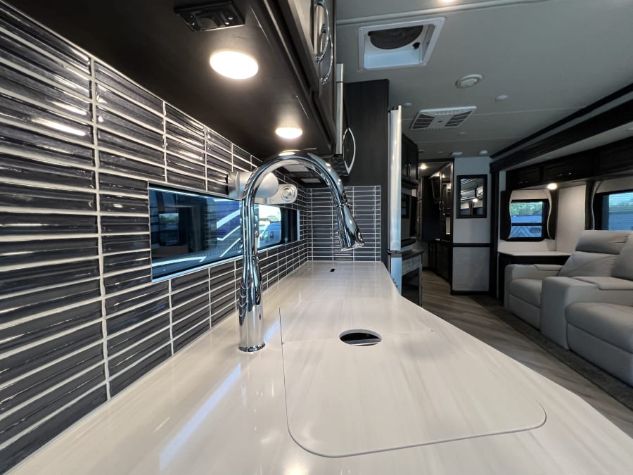 2024 Fleetwood BOUNDER — photo 10 view