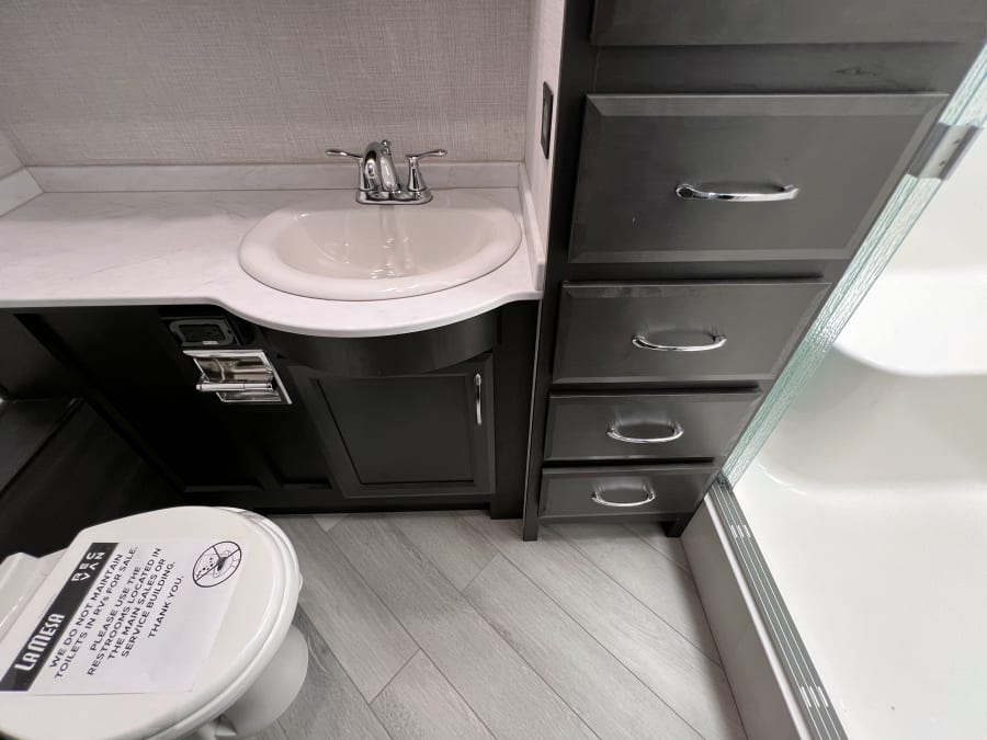 2024 Fleetwood BOUNDER — photo 24 view