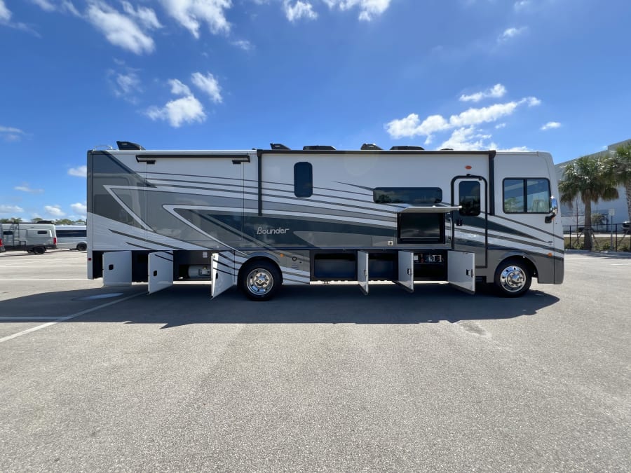 2024 Fleetwood BOUNDER — photo 27 view