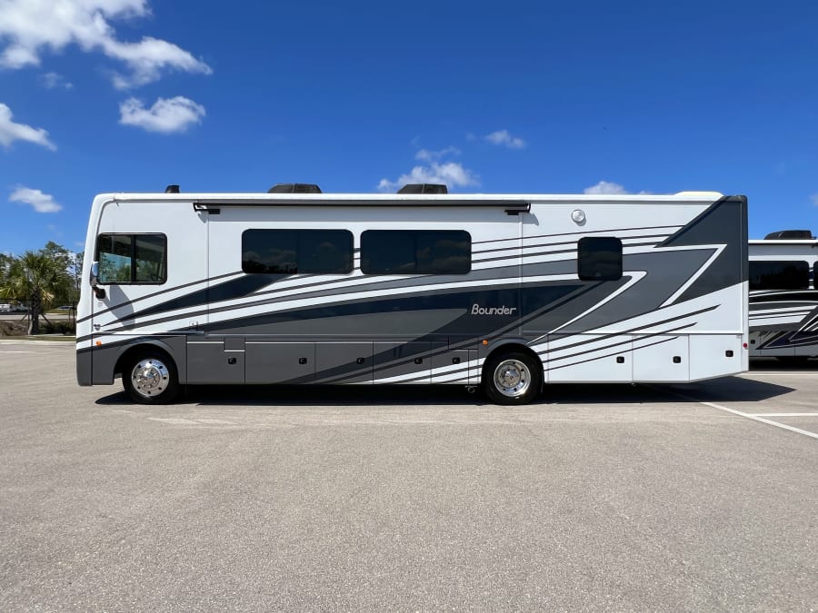 2024 Fleetwood BOUNDER — photo 29 view