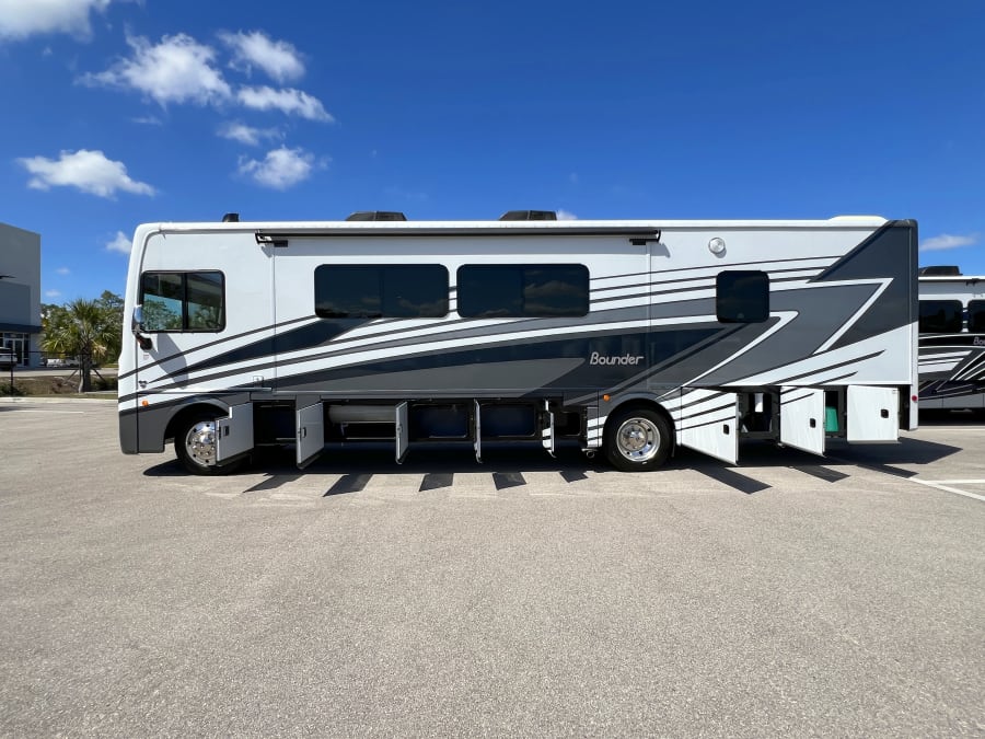 2024 Fleetwood BOUNDER — photo 30 view