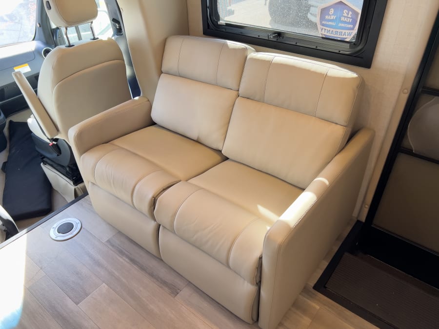 2026 Thor Motor Coach DELANO — photo 10 view