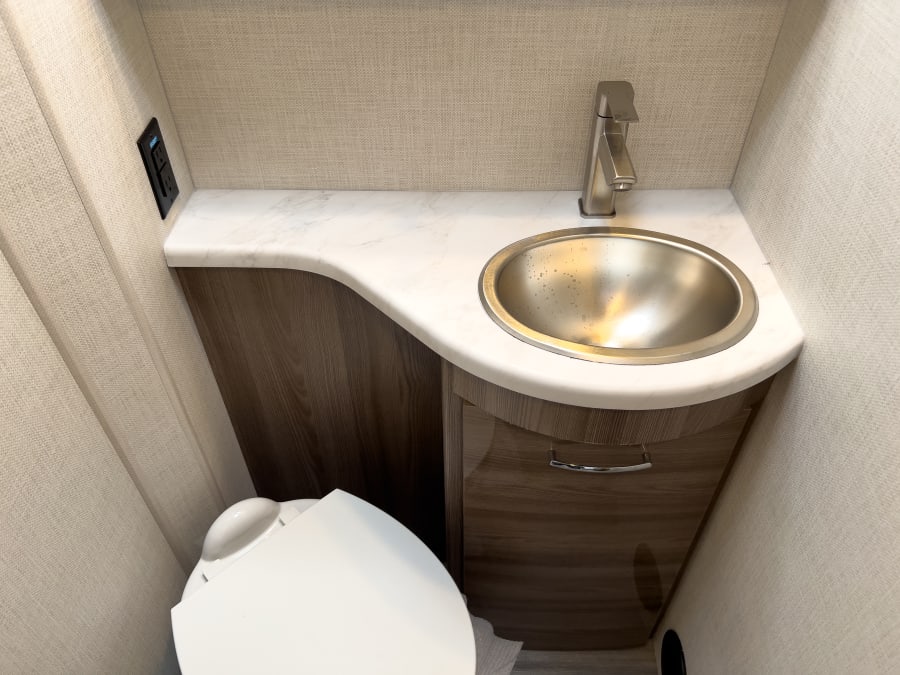 2026 Thor Motor Coach DELANO — photo 16 view