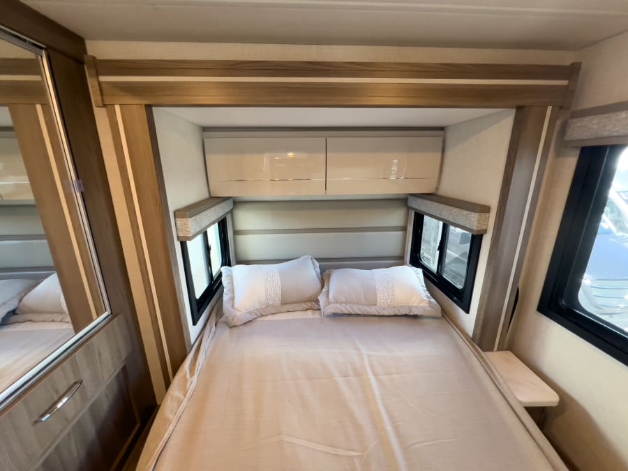 2026 Thor Motor Coach DELANO — photo 17 view