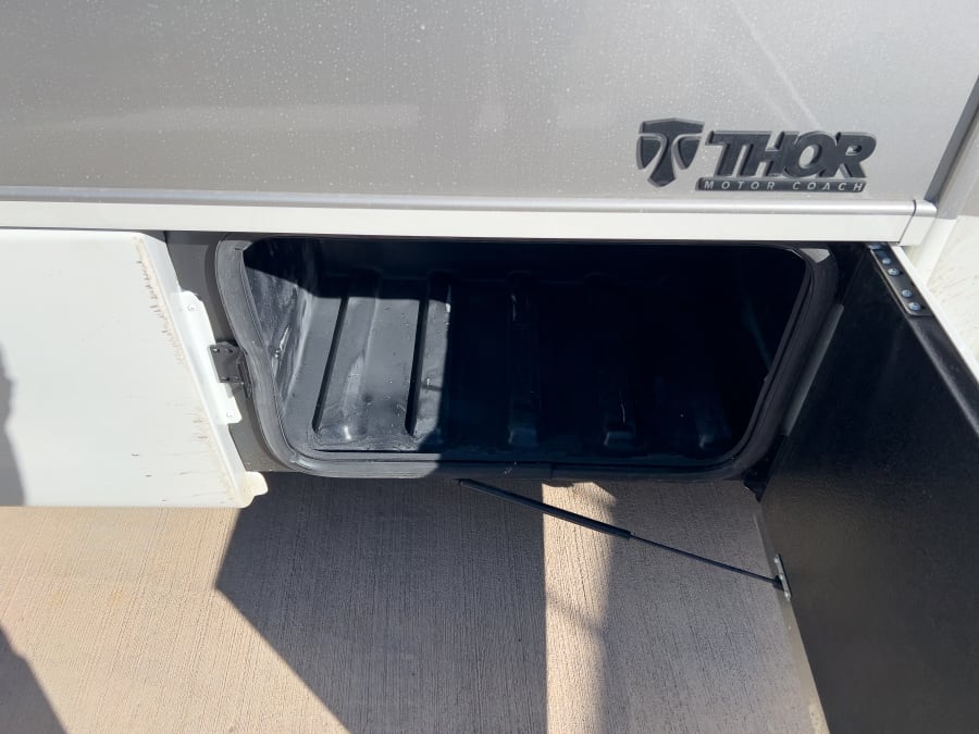 2026 Thor Motor Coach DELANO — photo 21 view