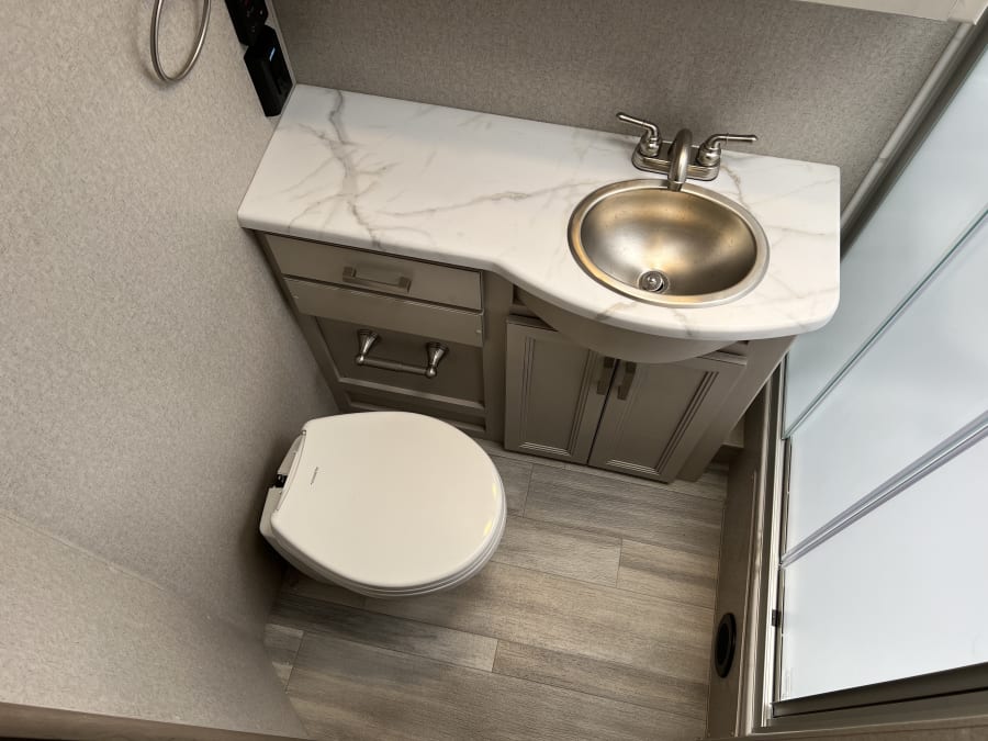 2027 Thor Motor Coach OMNI TRAIL — photo 17 view