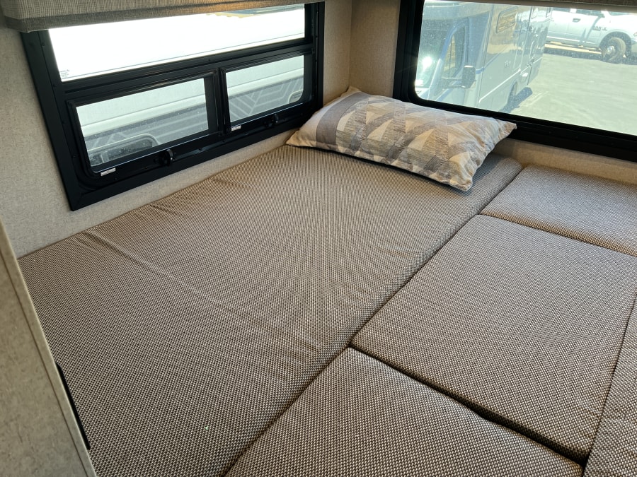 2027 Thor Motor Coach OMNI TRAIL — photo 22 view