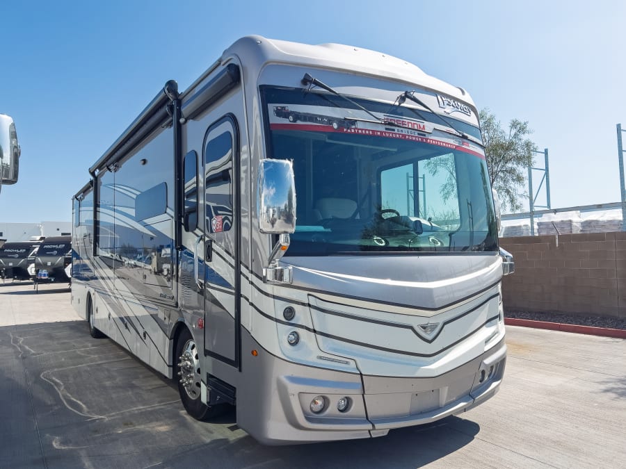 2027 Fleetwood DISCOVERY